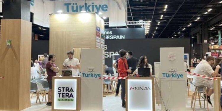 Van’da acı olay… Düğünden çıkan çifte otomobil çarptı!