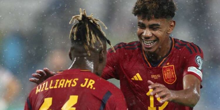 2 otomobil çarpıştı, araçlardan biri markete daldı