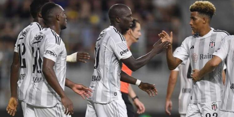 Spor yazarları Dinamo Kiev - Beşiktaş maçını değerlendirdi: 'Siyah - beyazlılar, İstanbul'a neşeli dönüyor'