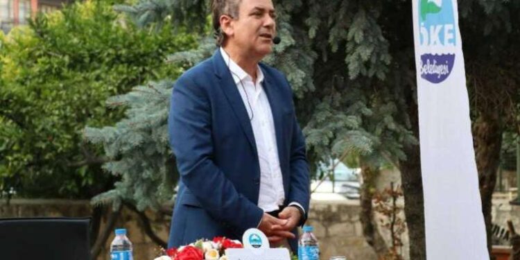 İstanbul’da pes dedirten olay: Dönerci sahibi tüm yağı caddeye boşalttı, çok sayıda kişi kayarak düştü…