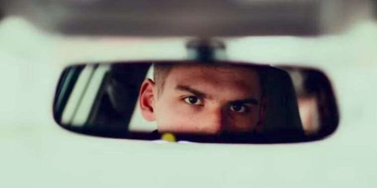 Boş yolda kaldırımdan gitti, yayalara korna çalıp yol istedi