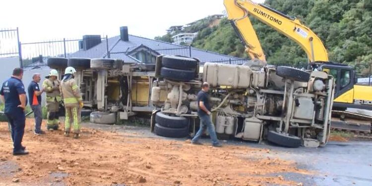 Reeder’ın üç kameraya sahip telefonun ‘iki kamerası süs’