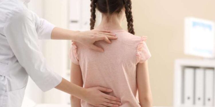 Ebeveynler dikkat: Okul alışkanlıkları çocukları skolyoz yapabilir!