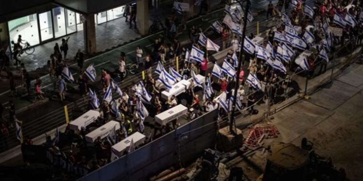 Hizbullah, Lübnan’da askeri fuar düzenledi’Ele geçirdikleri araçları sergilediler…’