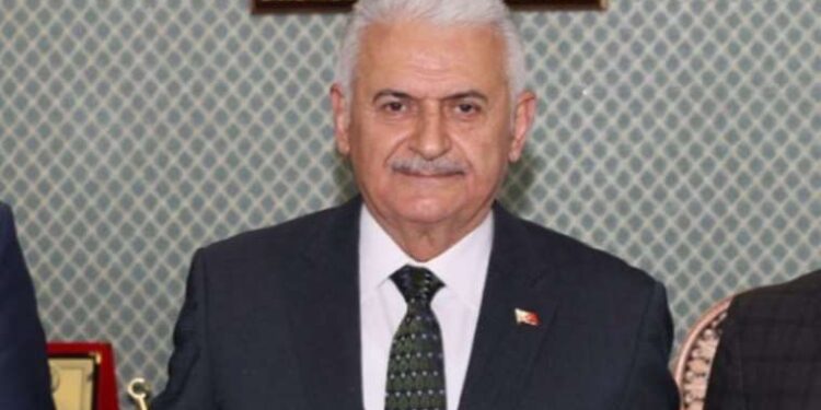 Tepkiler sonuç verdi: İstiklal Caddesi’ndeki Göktaşı Heykeli’nin önünü kapatan ATM’ler kaldırıldı