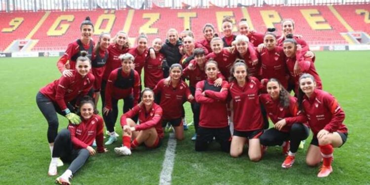 A Milli Kadın Futbol Takımı Teknik Direktörü Necla Güngör Kıragası: 'Türkiye'de kadın futbolcular ek iş yapıyor'