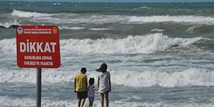 Depremde yıkılan apartmandan sağ çıktılar: Enkaz altındaki ailesini, tükürüğüyle hayata bağladı