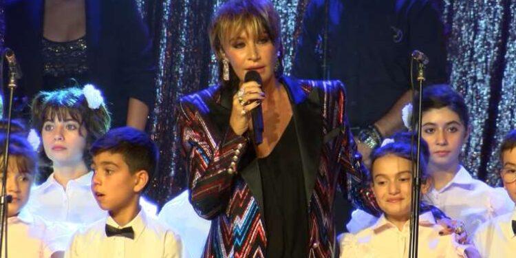 Sıla lösemiyi yenen çocuklarla sahne aldı