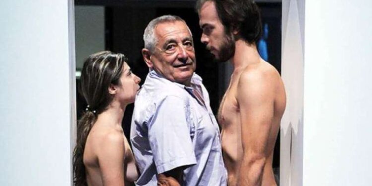 Bu sergiye girmek isteyen, iki çıplak kişinin arasından geçmek zorunda