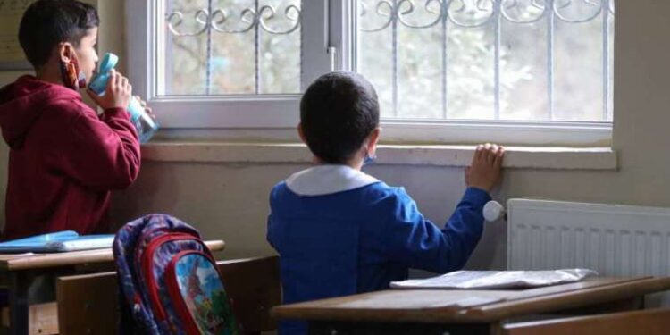 AKP’li Aydoğdu’nun taşocağı Alaçatı sörf koyunu tehdit ediyor