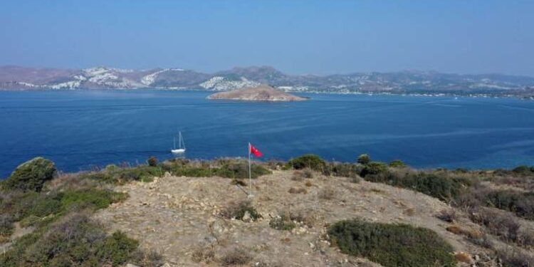 Çürümeye terk edildi: Kaçak olduğu iddia edilen PTT binası Ayvalık halkını tedirgin ediyor