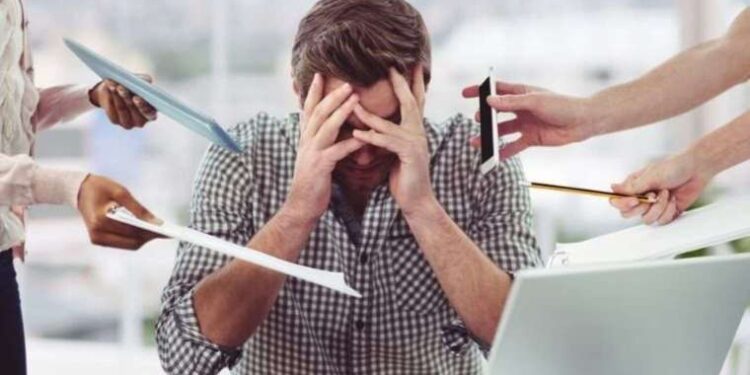 Kadıköy’de aracın üstüne devrilen ağaç 51 daireyi icralık etti