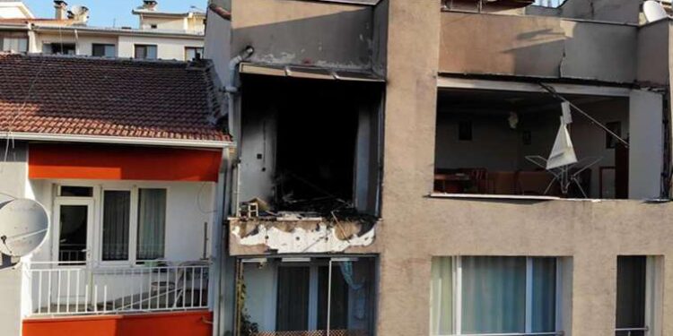 Husumetlisini bıçakla öldürdü, arkadaşını da ağır yaraladı