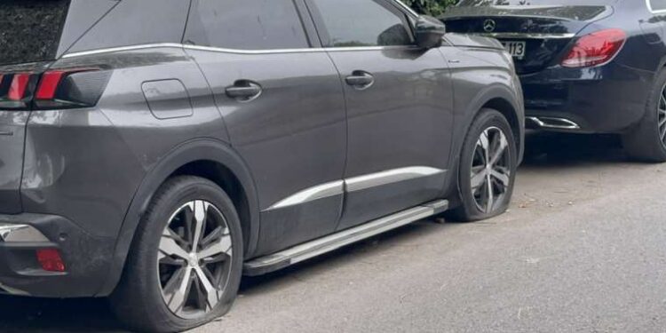 Kadıköy'de park halindeki çok sayıda otomobilin lastiği patlatıldı