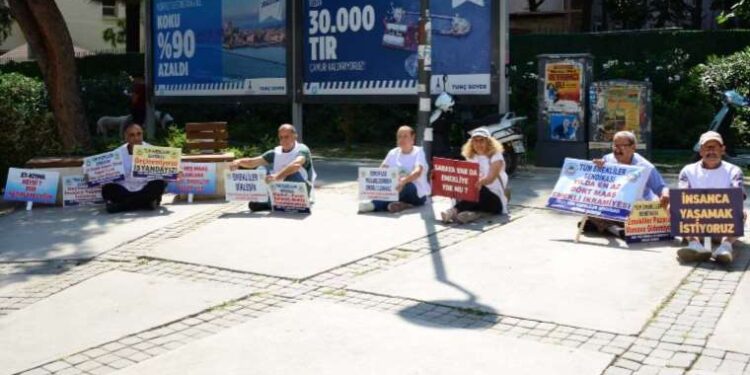 Emeklilerden oturma eylemi: Adam yerine koymuyorlar!