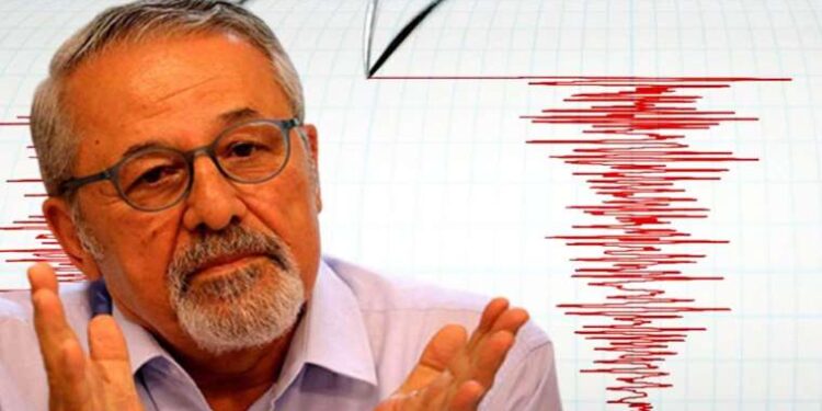 Süveyş Kanalı’nda karaya oturan LNG yüklü tankere petrol tankeri çarptı