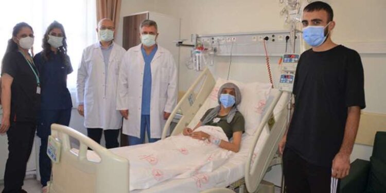 Annesine böbreğini verdi, hayatını kurtardı