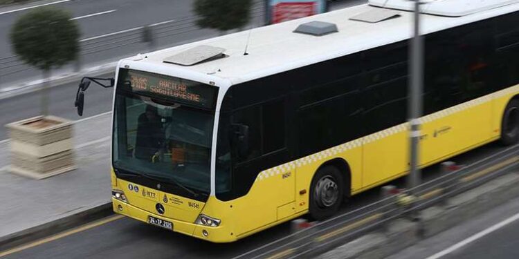 Metrobüste yumruk yumruğa kavga! Anbean kaydedildi…