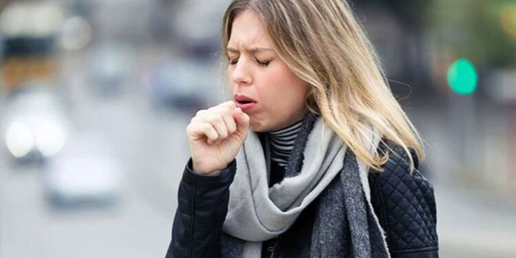 Dikkat sürekli öksürük bu hastalıkların habercisi olabilir: Öksürüğünüzü 1 bardakta çözün!