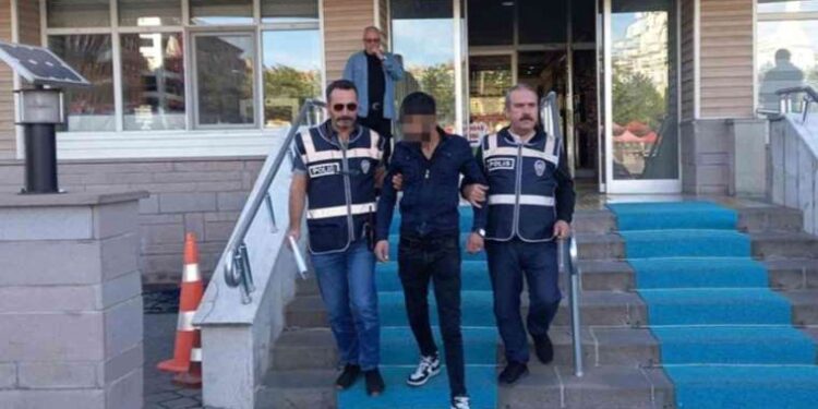 'Devlet kurumları ile ilgili aşağılayıcı içerik' paylaştığı iddiasıyla gözaltına alındı