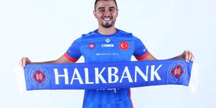 Halkbank, milli smaçör İzzet Ünver'e imzayı attırdı