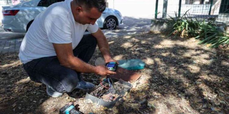 Alev alan tüpü balkondan aşağıya attı: Sürücünün kafasına düştü