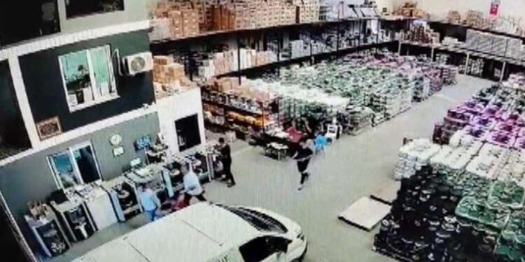 Dardanelles shipping to resume as Turkey battles fires