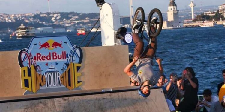 Vapurda BMX kapışması... Boğaz’ın iki yakası Red Bull Bike Your Side ile buluştu!