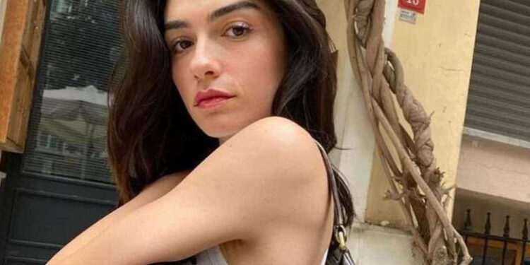 Ev sahibinin fahiş zammı sonrası kirasını ödeyemeyen aile parkta yaşıyor