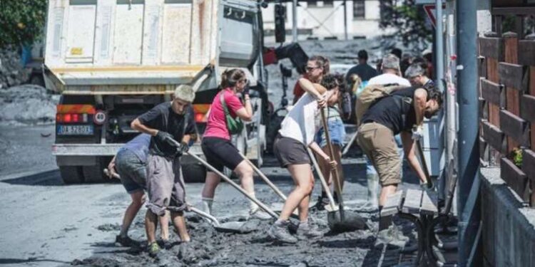 Tartıştığı kadını pencereden atarak öldürdüğü öne sürülen avukat gözaltında