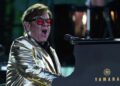Elton John hastaneye kaldırıldı