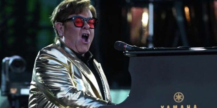 Elton John hastaneye kaldırıldı