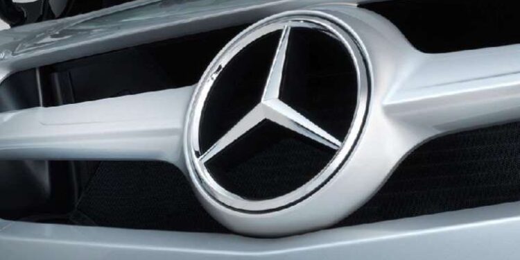 Mercedes'ten rekor: 1 depo yakıtla 1000 kilometre yol katetti...