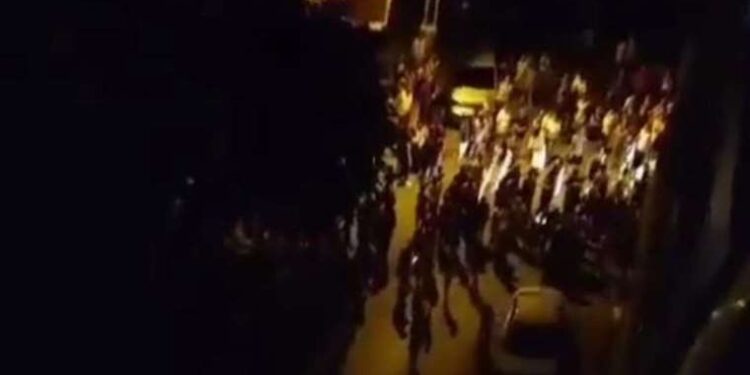 Annesini darbedip rehin aldı, eşyaları sokağa fırlattı