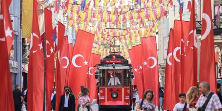 New York’ta 127 yıllık su şebekesi patladı: Metro sular altında kaldı
