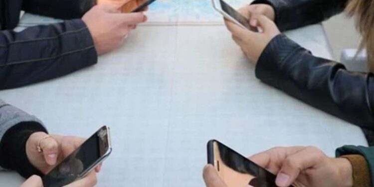 Öğrencilere vergisiz telefonda son durum... Bakan tarih verdi