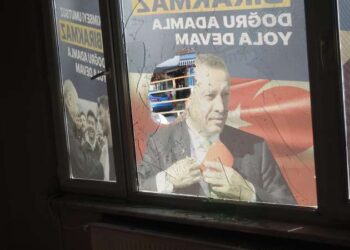 Çanakkale'de AKP'nin seçim irtibat bürosuna taşlı saldırı