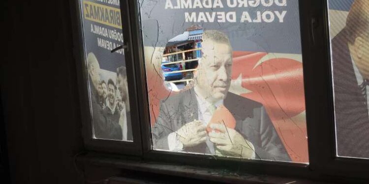 Çanakkale'de AKP'nin seçim irtibat bürosuna taşlı saldırı