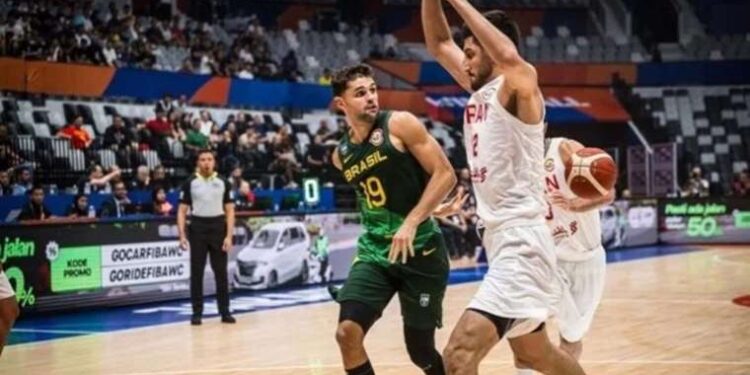 Fenerbahçe Beko'ya yeni transferinden kötü haber: Sahayı sedyeyle terk etti