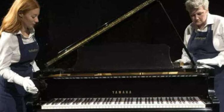 Efsane müzisyenin piyanosu açık artırmada 2 milyon doların üzerinde alıcı buldu