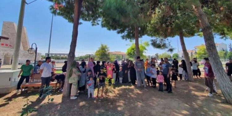 İYİ Parti ücretsiz yemek için İl Milli Eğitim Müdürlüğü önünde