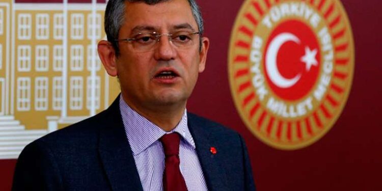 CHP Genel Başkanlığı'na adaylığını açıklayan Özgür Özel kimdir, kaç yaşında? Muhalefetin öne çıkan isimlerinden Özgür Özel'e dair her şey...