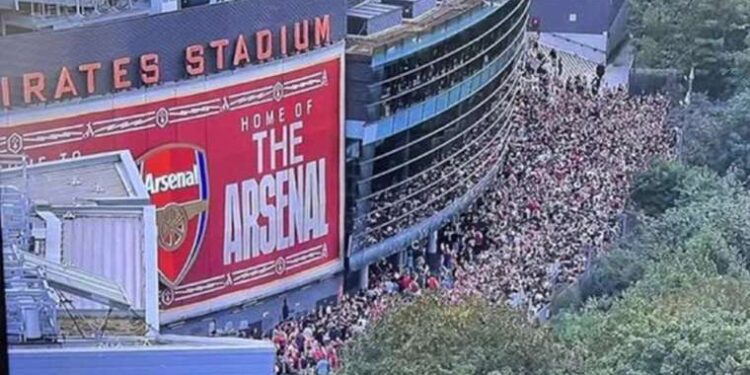 Arsenal - Nottingham Forest maçına yoğunluk ertelemesi