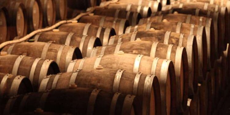 İngiltere’de 9 lüks otomobili taşıyan nakliye aracı devrildi