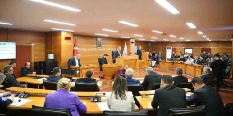 CHP'li Meclis Üyesi, AKP'li başkanı şikayet etti
