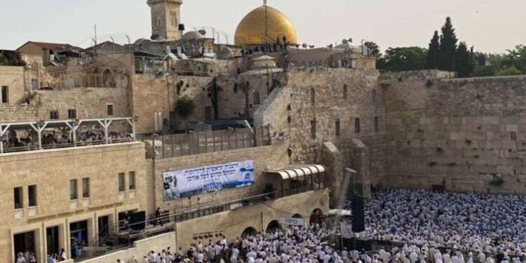 Hatay’da su tankeri şarampole devrildi: 2 ölü