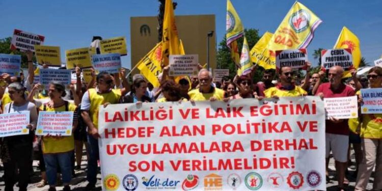 Criticism from Spanish Ministers over kiss given to World Cup champion Jenni Hermoso