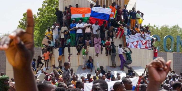 Fransız senatörlerden Macron'a mektup: Afrika'dan silinmeyi mi bekliyoruz?