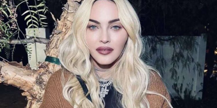 Maskeli saldırgan, Atatürk büstüne balyozla zarar verdi