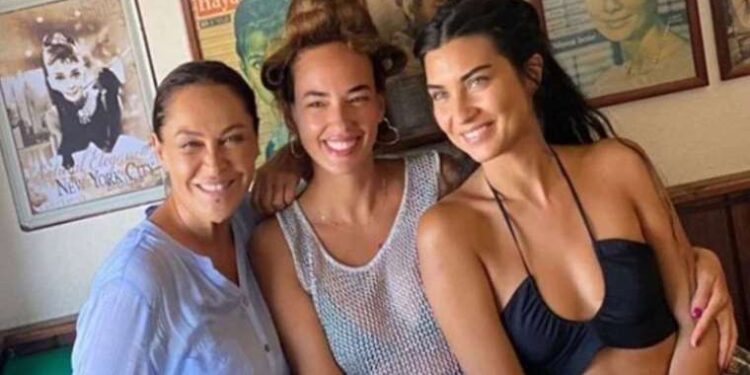 İki motosiklet çarpıştı, biri kanala düştü: 3 yaralı